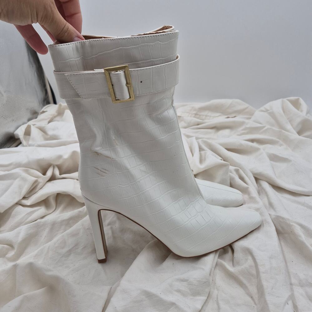NEW Journee Collection Elanie Bootie Stilleto heel white croc-textured size 9